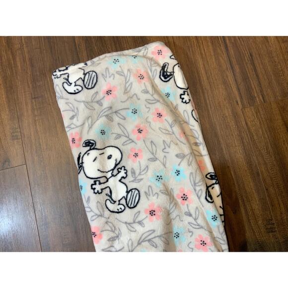 Berkshire Peanuts SNOOPY Soft Home Decorative Throw Blanket Collection - Picture 2 of 4